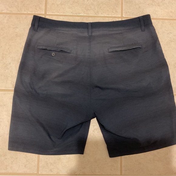 Travis Mathew Shorts size 38 - Picture 2 of 3